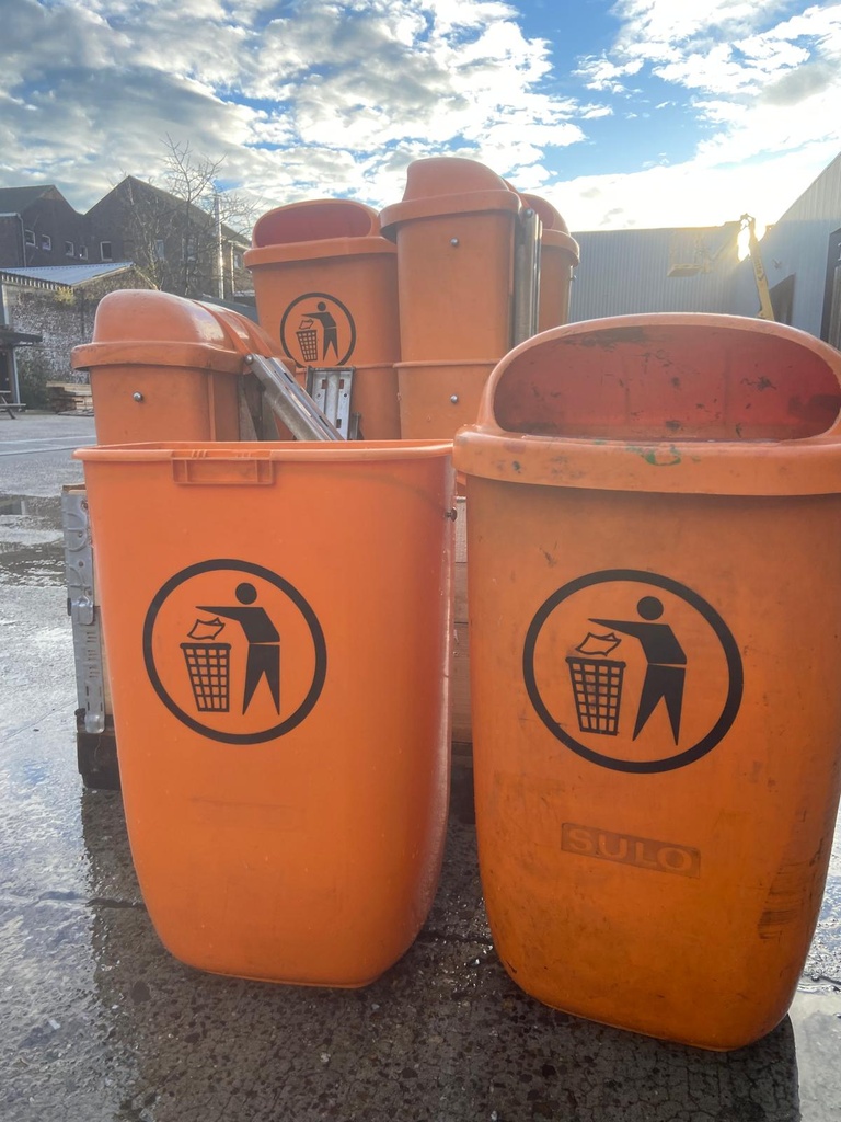 Stock Liège - Poubelles de "ville" en plastique orange