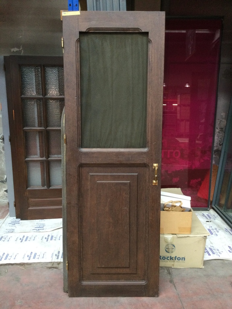 Ancienne porte en bois grillagée